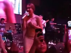 Pakaian Gisel saat Manggung Nyaris Melorot