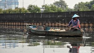 Mendulang Rupiah dari Sampah Plastik di Kali Cagak