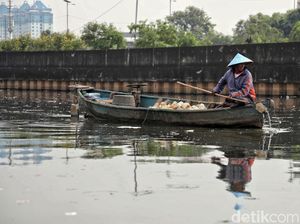 Mendulang Rupiah dari Sampah Plastik di Kali Cagak Mendulang Rupiah dari Sampah Plastik di Kali Cagak