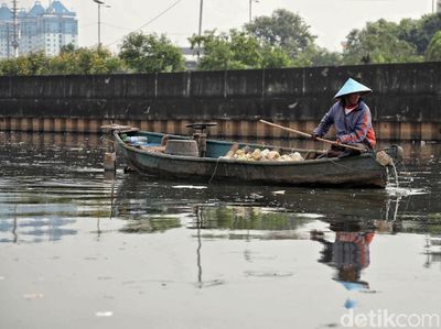 Mendulang Rupiah dari Sampah Plastik di Kali Cagak