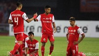Para pemain Persija tertunduk lesu.