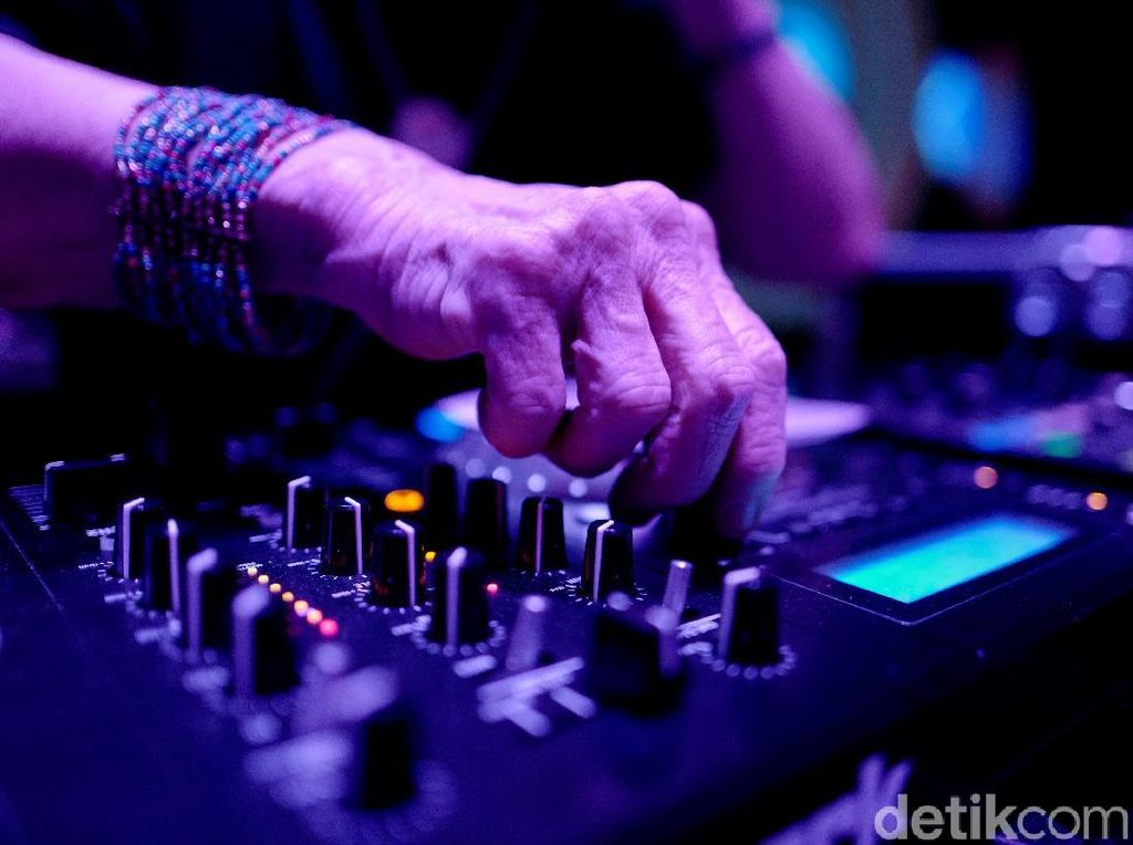 Bar di Jakbar Masih Dilarang Tampilkan Pertunjukan Langsung DJ Bar di Jakbar Masih Dilarang Tampilkan Pertunjukan Langsung DJ