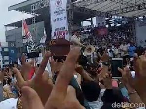 Dari Panggung Kampanye, Prabowo Buka dan Lemparkan Baju ke Pendukung