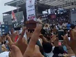 Dari Panggung Kampanye, Prabowo Buka dan Lemparkan Baju ke Pendukung