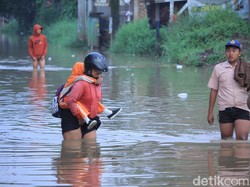 Emak-emak dan Pelajar Terobos Banjir Baleendah Bandung