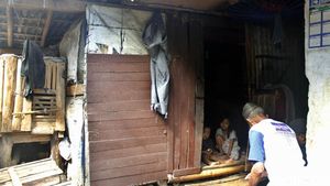 Miris, Satu Keluarga Tinggal di Gubuk Bekas Kandang Kambing