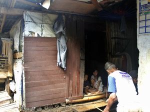 Miris, Satu Keluarga Tinggal di Gubuk Bekas Kandang Kambing