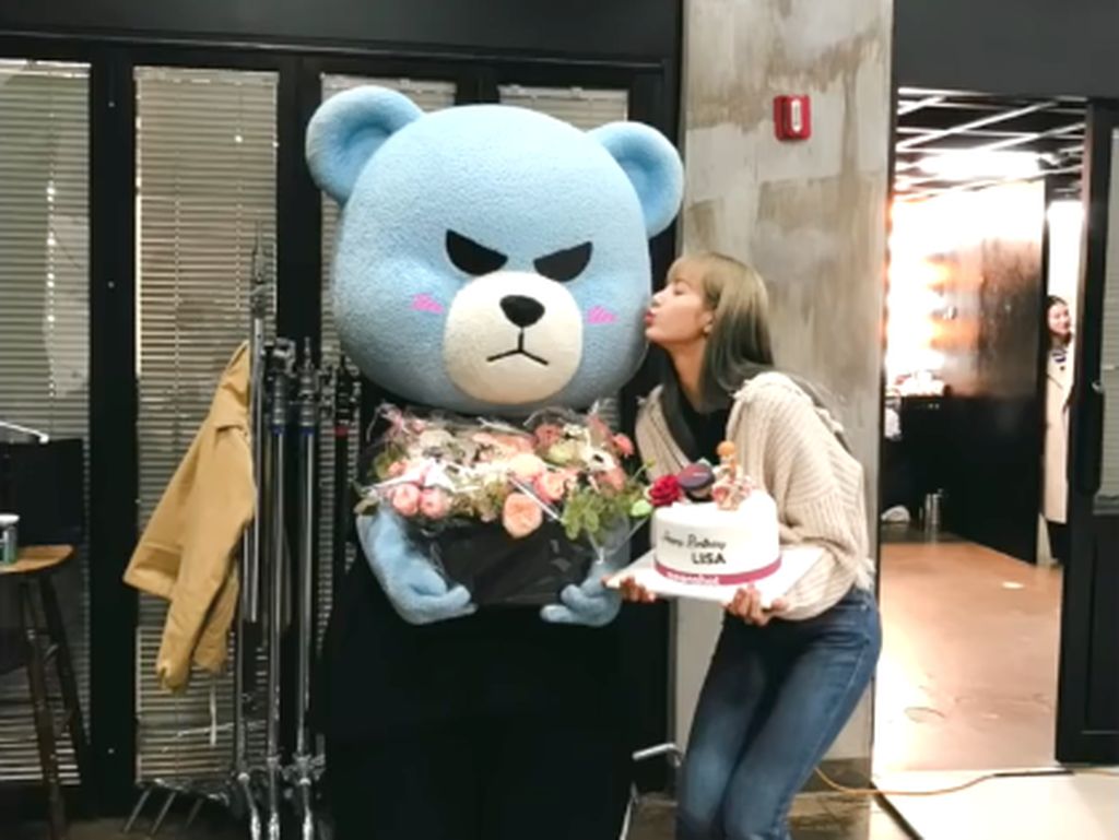 Ultah ke-22, Lisa BLACKPINK Dapat Kejutan Manis! Ultah ke-22, Lisa BLACKPINK Dapat Kejutan Manis!