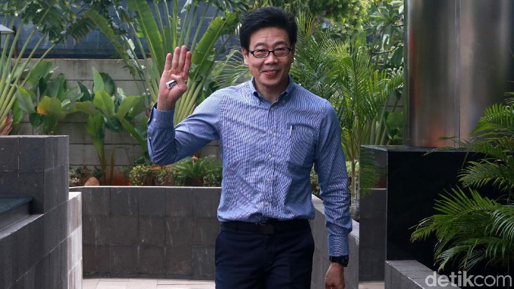 Senyum Samin Tan Saat Akan Diperiksa KPK Senyum Samin Tan Saat Akan Diperiksa KPK