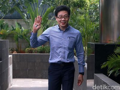 Senyum Samin Tan Saat Akan Diperiksa KPK