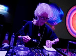 Butterfly dan Dinar Candy Lewat, Ini Aksi Nenek 80 Tahun Nge-DJ Butterfly dan Dinar Candy Lewat, Ini Aksi Nenek 80 Tahun Nge-DJ