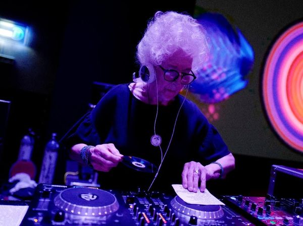 Butterfly dan Dinar Candy Lewat, Ini Aksi Nenek 80 Tahun Nge-DJ