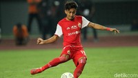 Ketinggalan satu gol, Persija terus menggempur pertahanan Kalteng Putra.