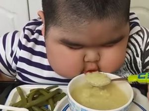 Gaya Makan Bocah Pipi Tembem Ini Bikin Gemas Netizen Gaya Makan Bocah Pipi Tembem Ini Bikin Gemas Netizen
