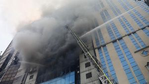 Penampakan Asap Kebakaran Gedung Perkantoran di Bangladesh
