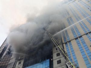 Penampakan Asap Kebakaran Gedung Perkantoran di Bangladesh