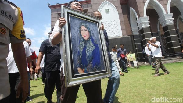 Ribuan Pelayat Iringi Pemakaman Dian Al Mahri