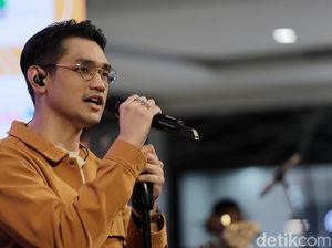 Di Konser Dekade, Afgan Bakal Buat Tribute untuk Dian Pramana Poetra Di Konser Dekade, Afgan Bakal Buat Tribute untuk Dian Pramana Poetra