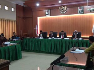 Makan Bareng Dahnil Anzar, Ketua KPU Pariaman Disidang DKPP Makan Bareng Dahnil Anzar, Ketua KPU Pariaman Disidang DKPP