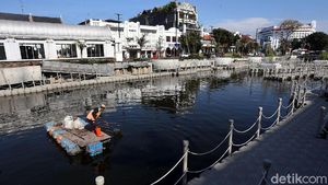Aksi Petugas Bersihkan Sampah di Kali Besar Kota Tua
