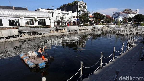 Aksi Petugas Bersihkan Sampah di Kali Besar Kota Tua