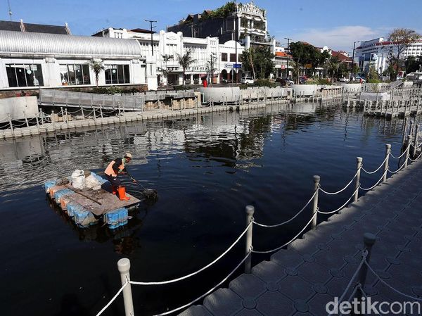 Aksi Petugas Bersihkan Sampah di Kali Besar Kota Tua
