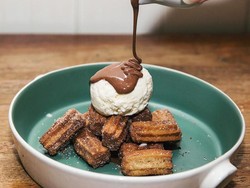 Yuk, Ngemil Churros Crunchy dengan Celupan Saus Manis di Sini!