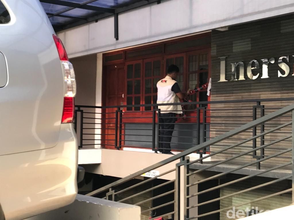 Segel di Kantor Penyimpanan Amplop Serangan Fajar Bowo Dicopot KPK Segel di Kantor Penyimpanan Amplop Serangan Fajar Bowo Dicopot KPK