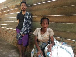 Kisah Nenek Kaissing, Tinggal di Rumah Bocor dan Urus 2 Anak Gangguan Jiwa