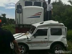 Pengemudi Mobil Hampir Mati Tertabrak KA, Selamat Karena Lompat