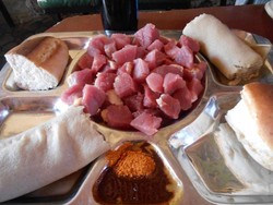 Bukan Sayur, Ibu Ini Biarkan Anak 2 Tahunnya Makan Daging Mentah