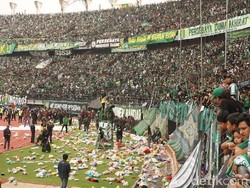 Aksi Bonek Lempar Boneka untuk Penderita Kanker Dipuji Pelatih