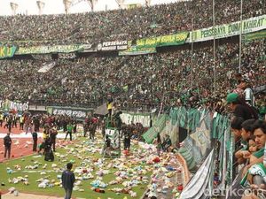 Aksi Bonek Lempar Boneka untuk Penderita Kanker Dipuji Pelatih Aksi Bonek Lempar Boneka untuk Penderita Kanker Dipuji Pelatih