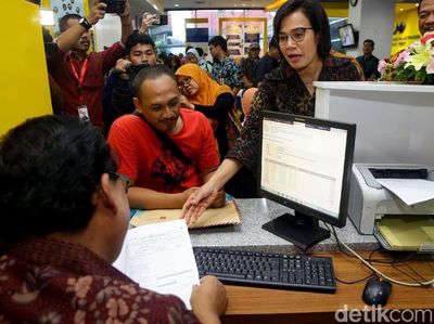Sri Mulyani Blusukan Cek Pelaporan SPT di Kantor Pajak Tebet