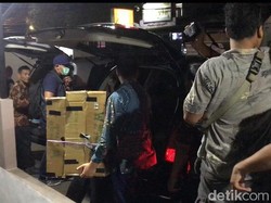 KPK Bawa 2 Koper dan 3 Kardus dari Kantor Penyimpan Amplop Suap Bowo