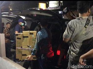 KPK Bawa 2 Koper dan 3 Kardus dari Kantor Penyimpan Amplop Suap Bowo KPK Bawa 2 Koper dan 3 Kardus dari Kantor Penyimpan Amplop Suap Bowo