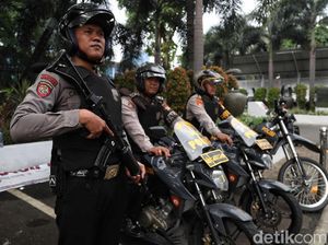 Dianggap Rawan, TPS di Pelosok Garut Dijaga Polisi Bersenjata