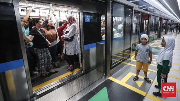 Tiket Multi Trip MRT Belum Dijual, Penumpang Antre di Loket