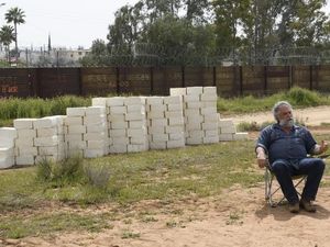 Seniman Pangan Ini Buat Dinding Perbatasan dari Keju Cotija