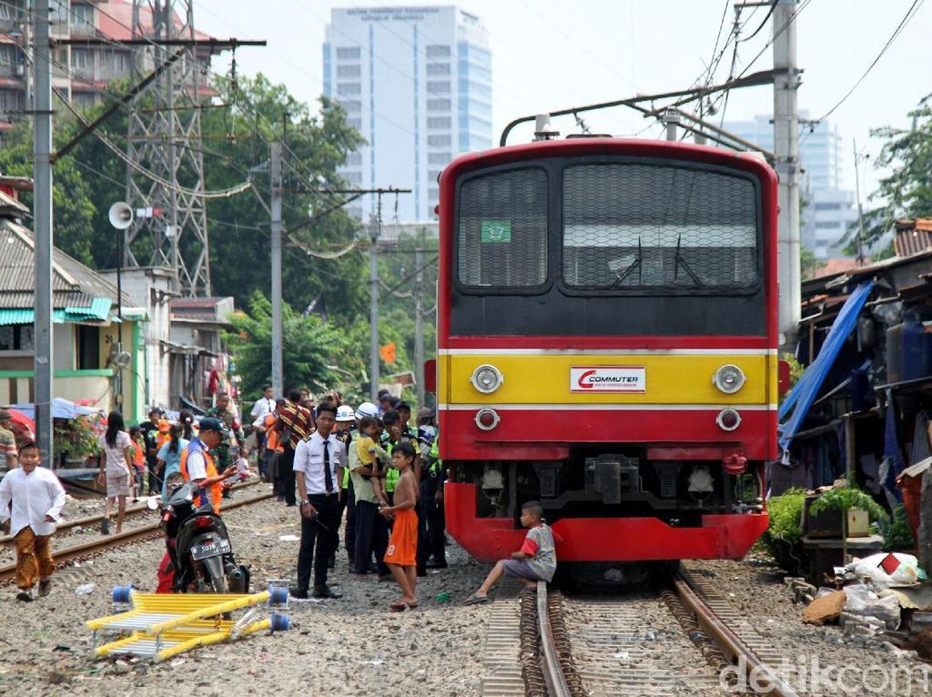 KRL Dievakuasi, Tanah Abang-Palmerah Baru Bisa Dilewati Satu Jalur KRL Dievakuasi, Tanah Abang-Palmerah Baru Bisa Dilewati Satu Jalur