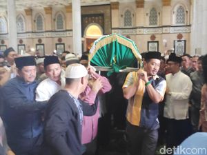 Ratusan Jemaah Iringi Kepergian Pendiri Masjid Kubah Emas Depok