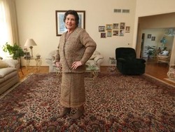 Wouw, Nenek Ini Bikin Baju Rajut dari Kantong Plastik Supermarket!