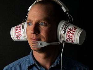 Headphone Berbentuk Nissin Cup Noodles, Bikin Ngidam Makan Mie Headphone Berbentuk Nissin Cup Noodles, Bikin Ngidam Makan Mie