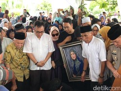 Usai Disalatkan, Dian Al Mahri Dimakamkan di Halaman Masjid Kubah Emas