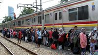 KRL Tanah Abang-Palmerah Ngadat di Kawasan Petamburan
