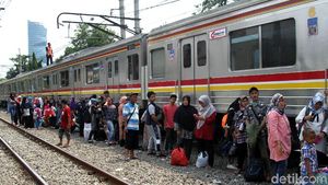 KRL Tanah Abang-Palmerah Ngadat di Kawasan Petamburan