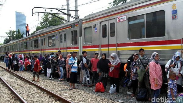 KRL Tanah Abang-Palmerah Ngadat di Kawasan Petamburan KRL Tanah Abang-Palmerah Ngadat di Kawasan Petamburan
