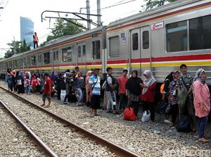 KRL Tanah Abang-Palmerah Ngadat di Kawasan Petamburan