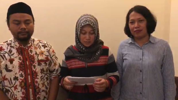 Ibu yang ada di video viral 'bocah SD diusir dari mobil' minta maaf/