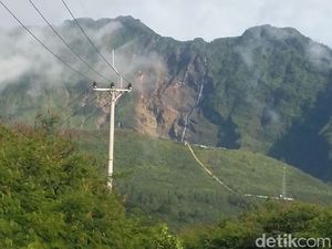 Melihat Dekat Air Menggelontor di Tebing Galunggung yang Bikin Heboh